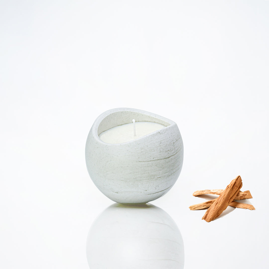 Bougie parfumée pot boule en jesmonite marbre gris, parfum santal - May26