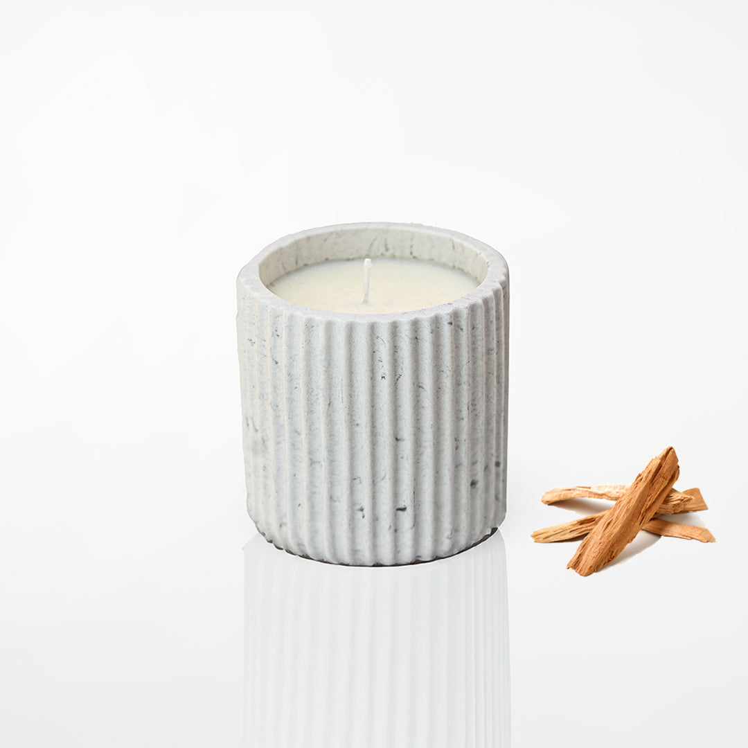 Bougie parfumée pot rayé en jesmonite marbre gris, parfum santal - May26