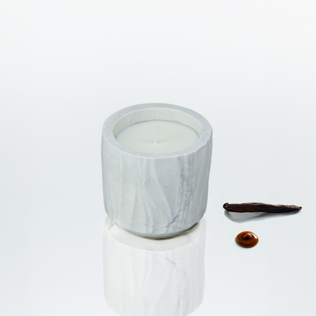Bougie parfumée en jesmonite marbre gris, parfum vanille caramel - May26