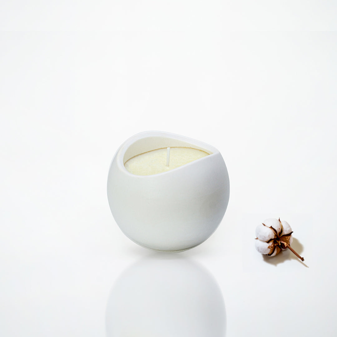 Bougie parfumée pot boule en jesmonite blanc, parfum fleur de coton - May26