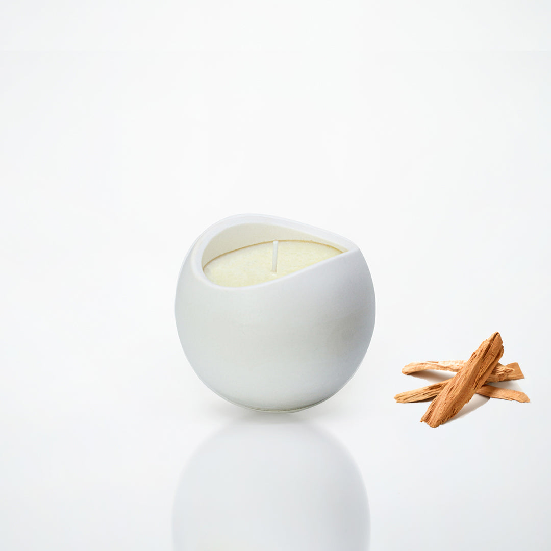 Bougie parfumée pot boule en jesmonite blanc, parfum santal - May26