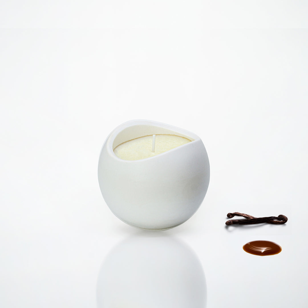 Bougie parfumée pot boule en jesmonite blanc, parfum Vanille caramel - May26