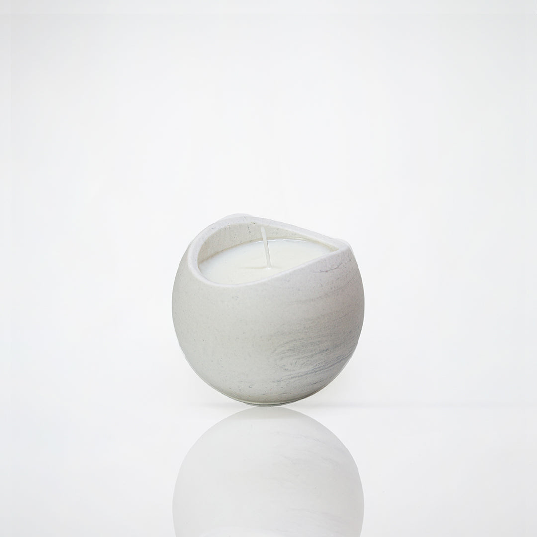 Bougie parfumée pot boule en jesmonite marbre gris - May26