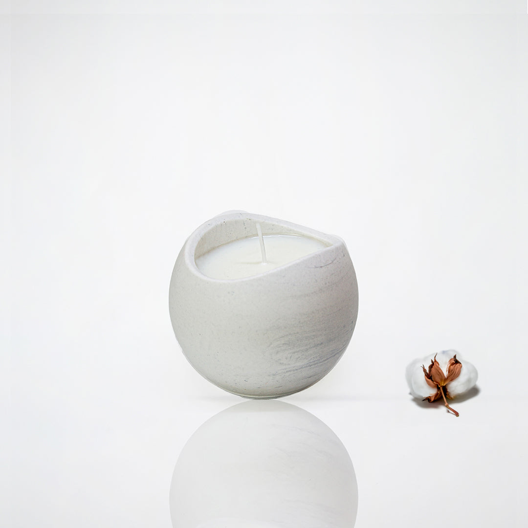 Bougie parfumée pot boule en jesmonite marbre doré, parfum fleur de coton - May26