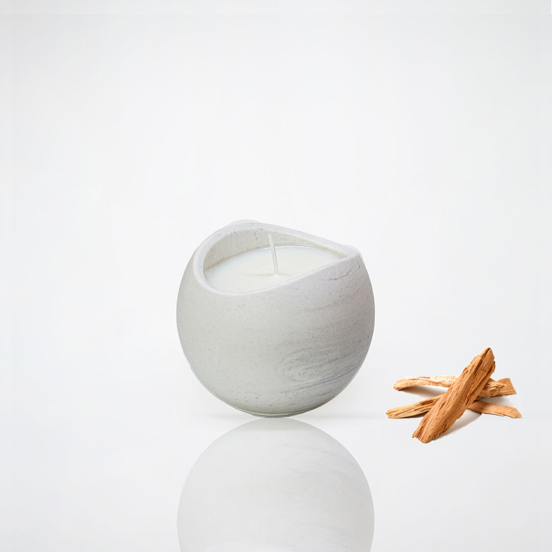 Bougie parfumée pot boule en jesmonite marbre doré, parfum santal - May26