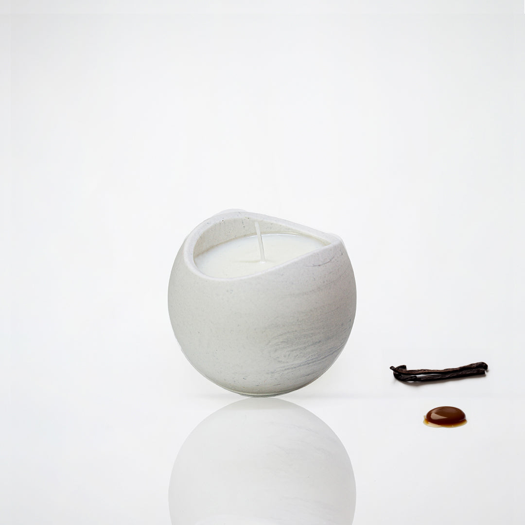 Bougie parfumée pot boule en jesmonite marbre doré, parfum vanille caramel - May26
