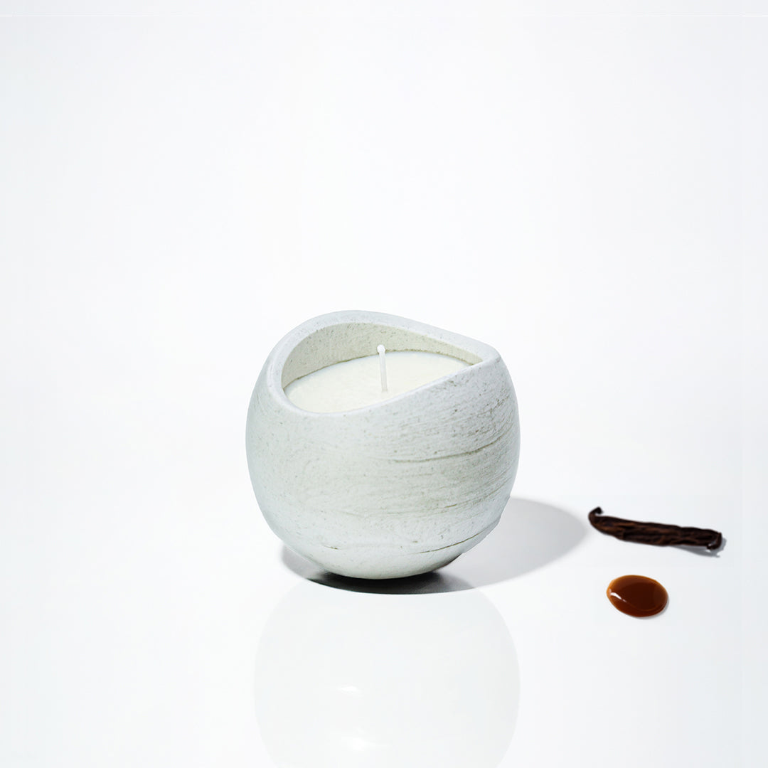 Bougie parfumée pot boule en jesmonite marbre gris, parfum vanille caramel - May26
