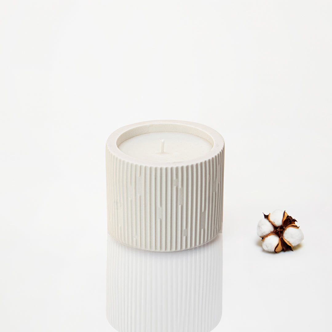 Bougie parfumée pot rayé en jesmonite blanc, parfum fleur de coton- May26