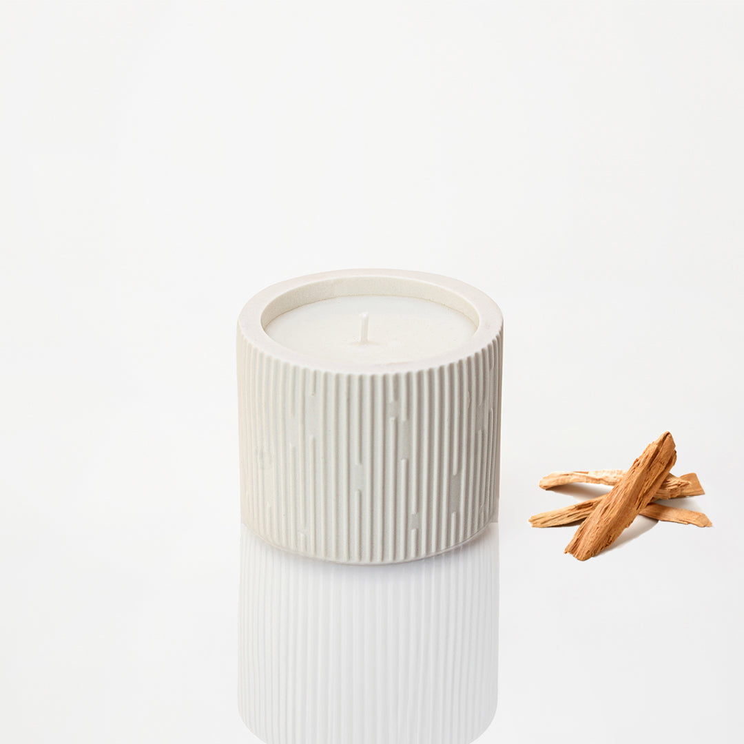 Bougie parfumée pot rayé en jesmonite blanc, parfum santal - May26
