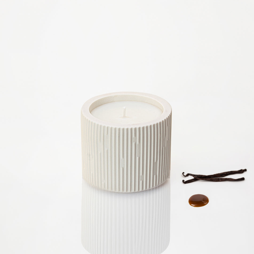 Bougie parfumée pot rayé en jesmonite blanc, parfum Vanille Caramel - May26