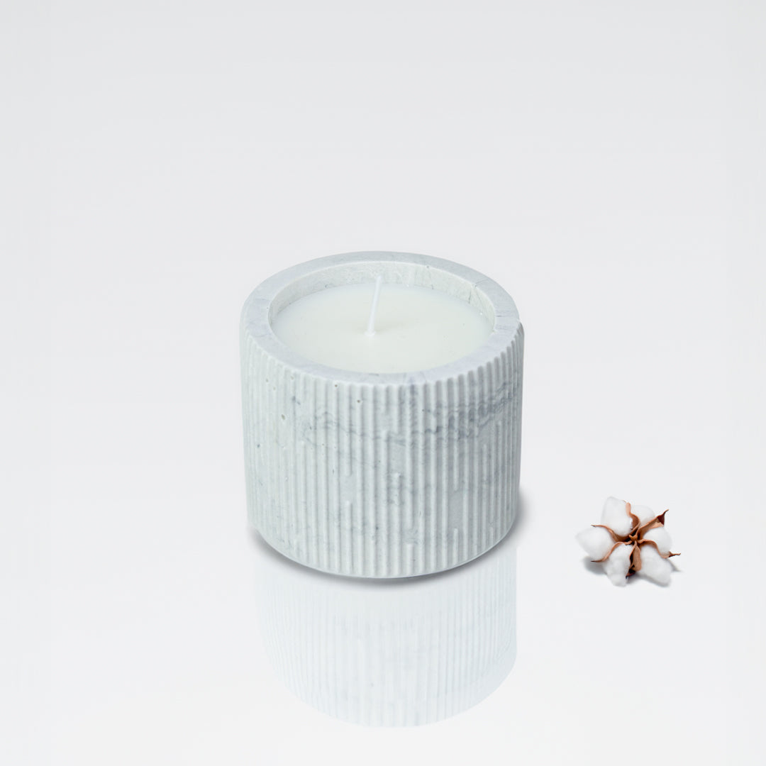 Bougie parfumée pot rayé en jesmonite marbre gris, parfum fleur de coton- May26