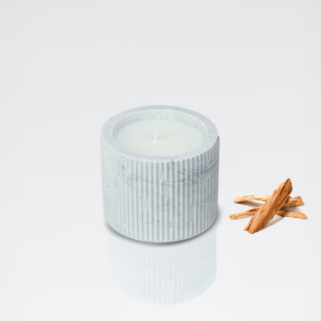 Bougie parfumée pot rayé en jesmonite marbre gris, parfum santal -  May26