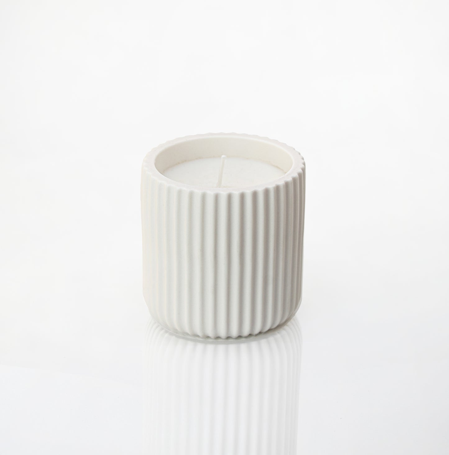 Bougie parfumée pot rayé en jesmonite blanc - May26