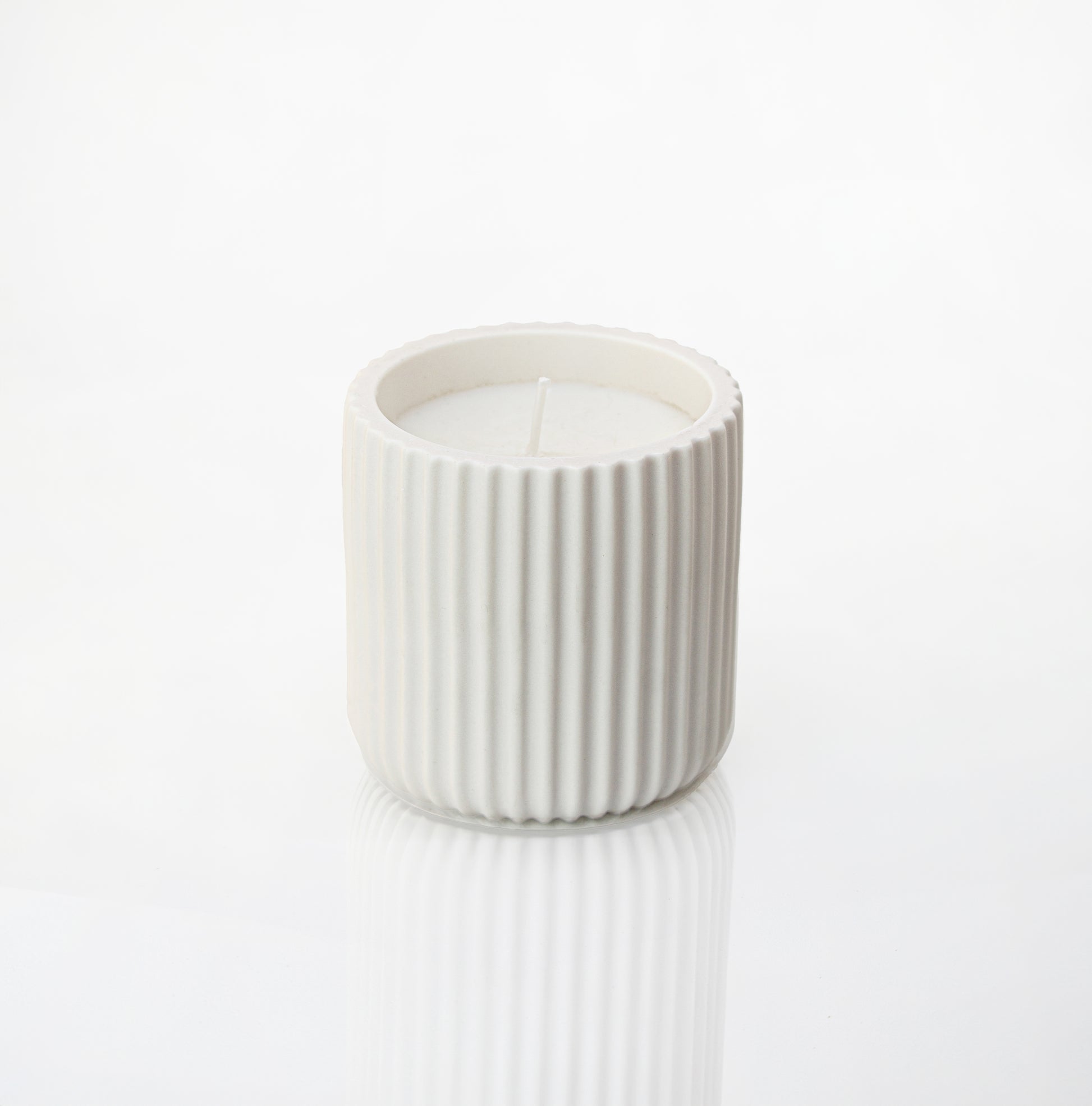 Bougie parfumée pot rayé en jesmonite blanc - May26