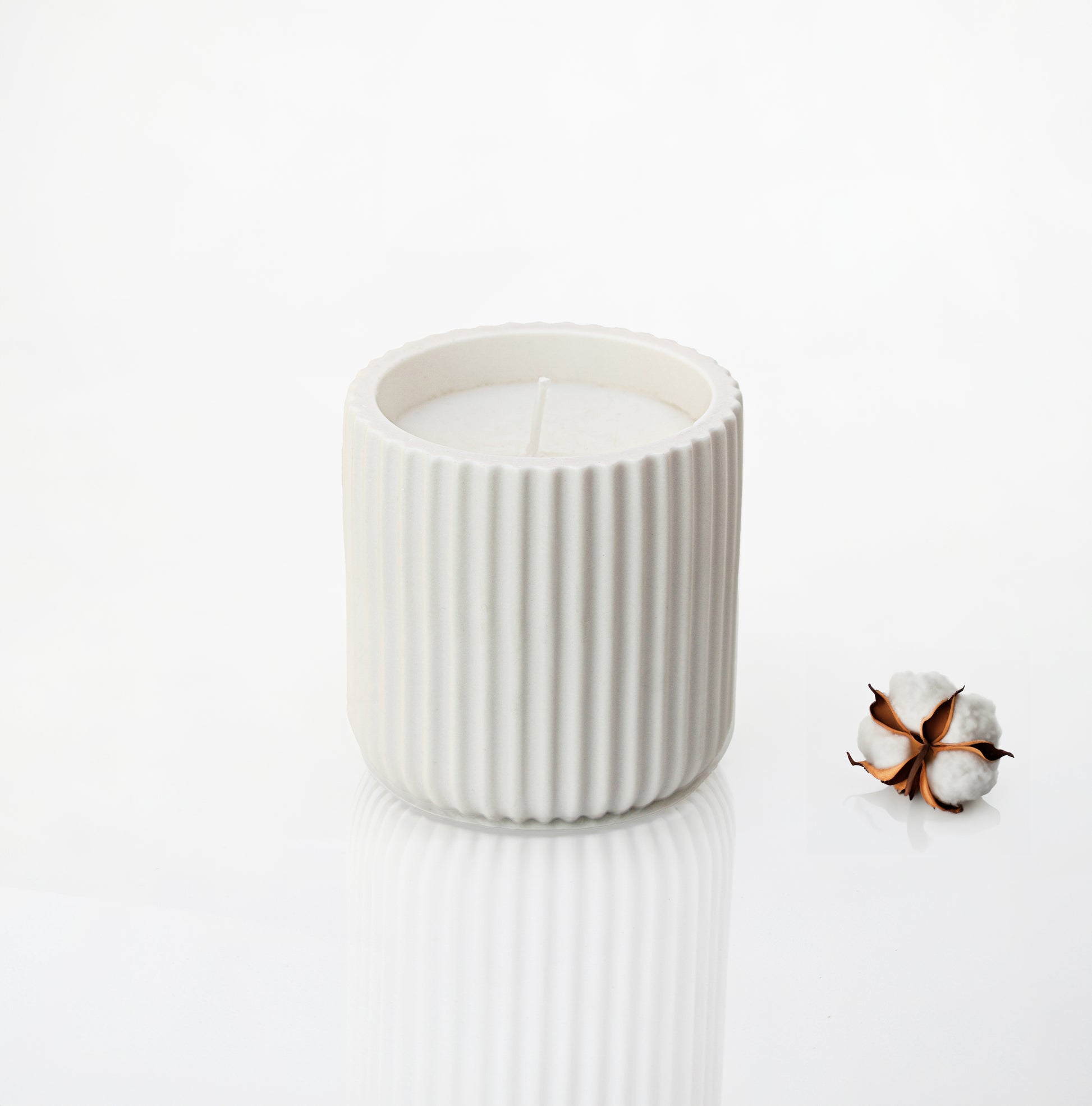 Bougie parfumée pot rayé en jesmonite blanc, parfum fleur de coton - May26