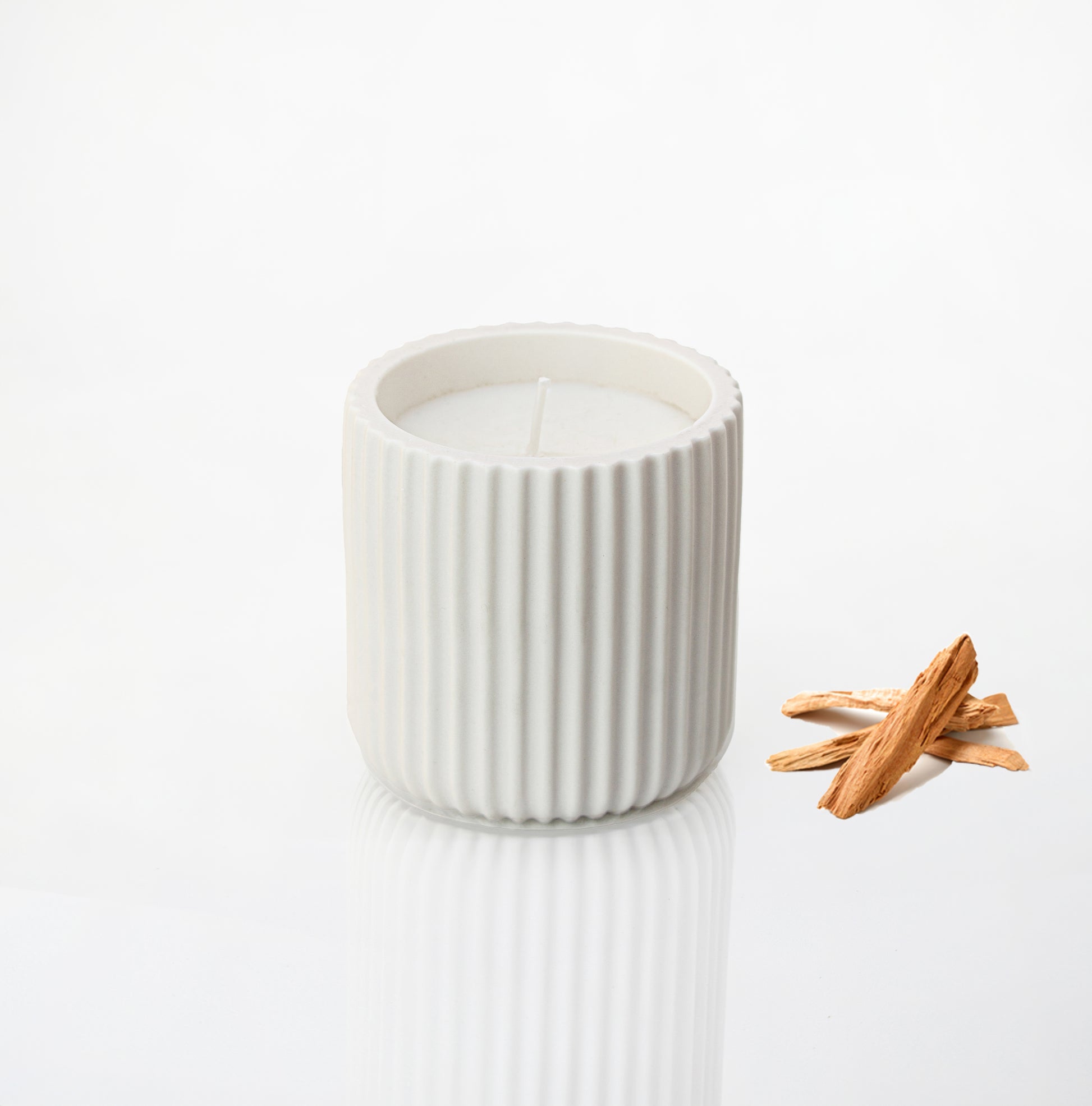 Bougie parfumée pot rayé en jesmonite blanc, parfum santal - May26
