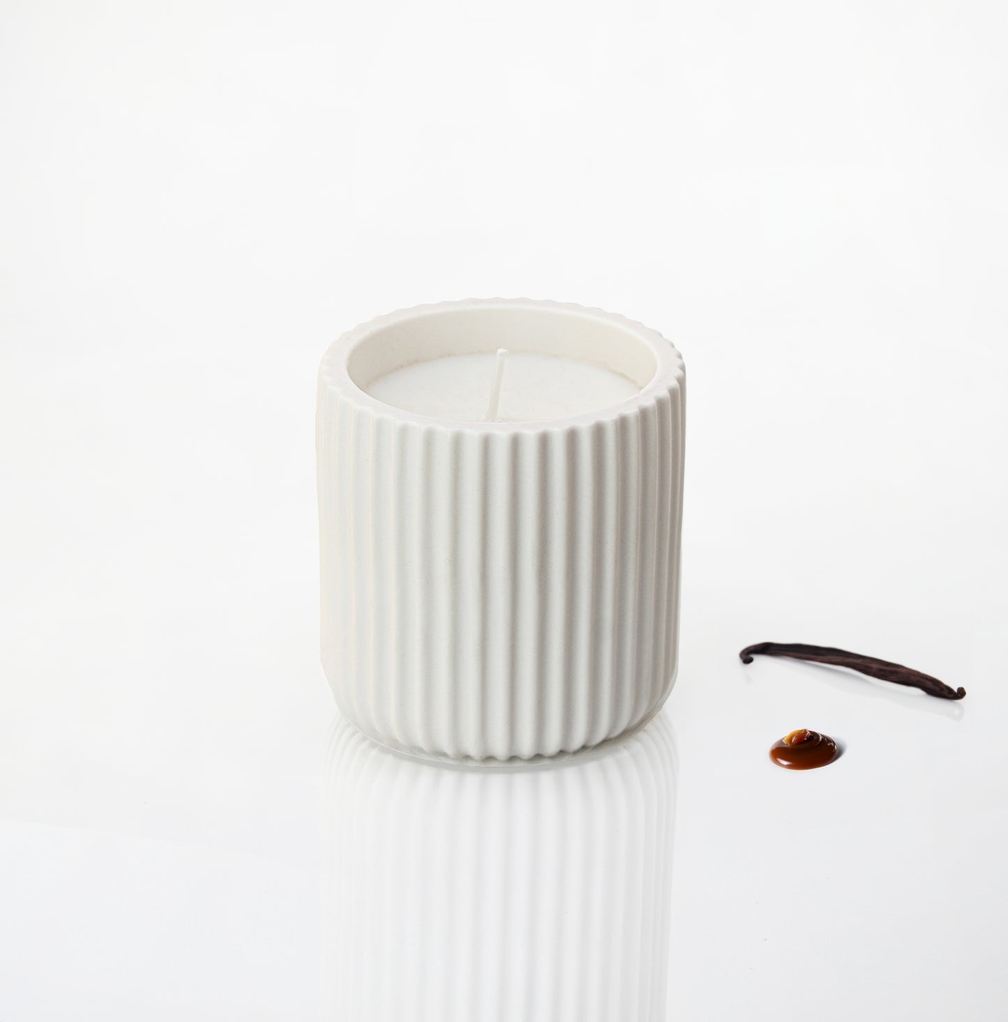 Bougie parfumée pot rayé en jesmonite blanc, parfum vanille caramel - May26