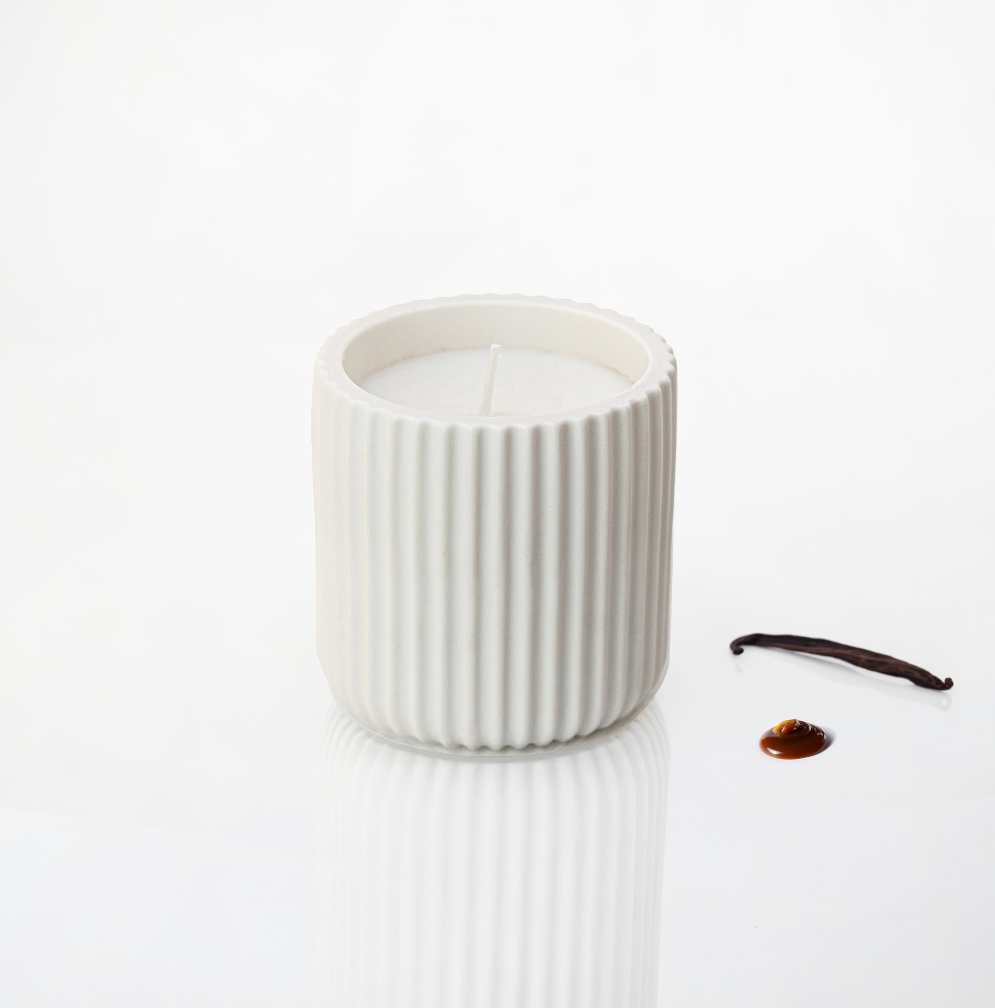 Bougie parfumée pot rayé en jesmonite blanc, parfum vanille caramel - May26