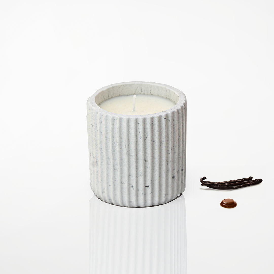 Bougie parfumée pot rayé en jesmonite marbre gris, parfum vanille caramel - May26