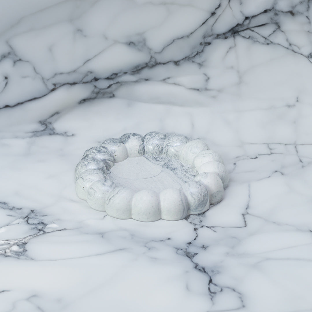 plateau rond fleur en jesmonite marbre gris - May26